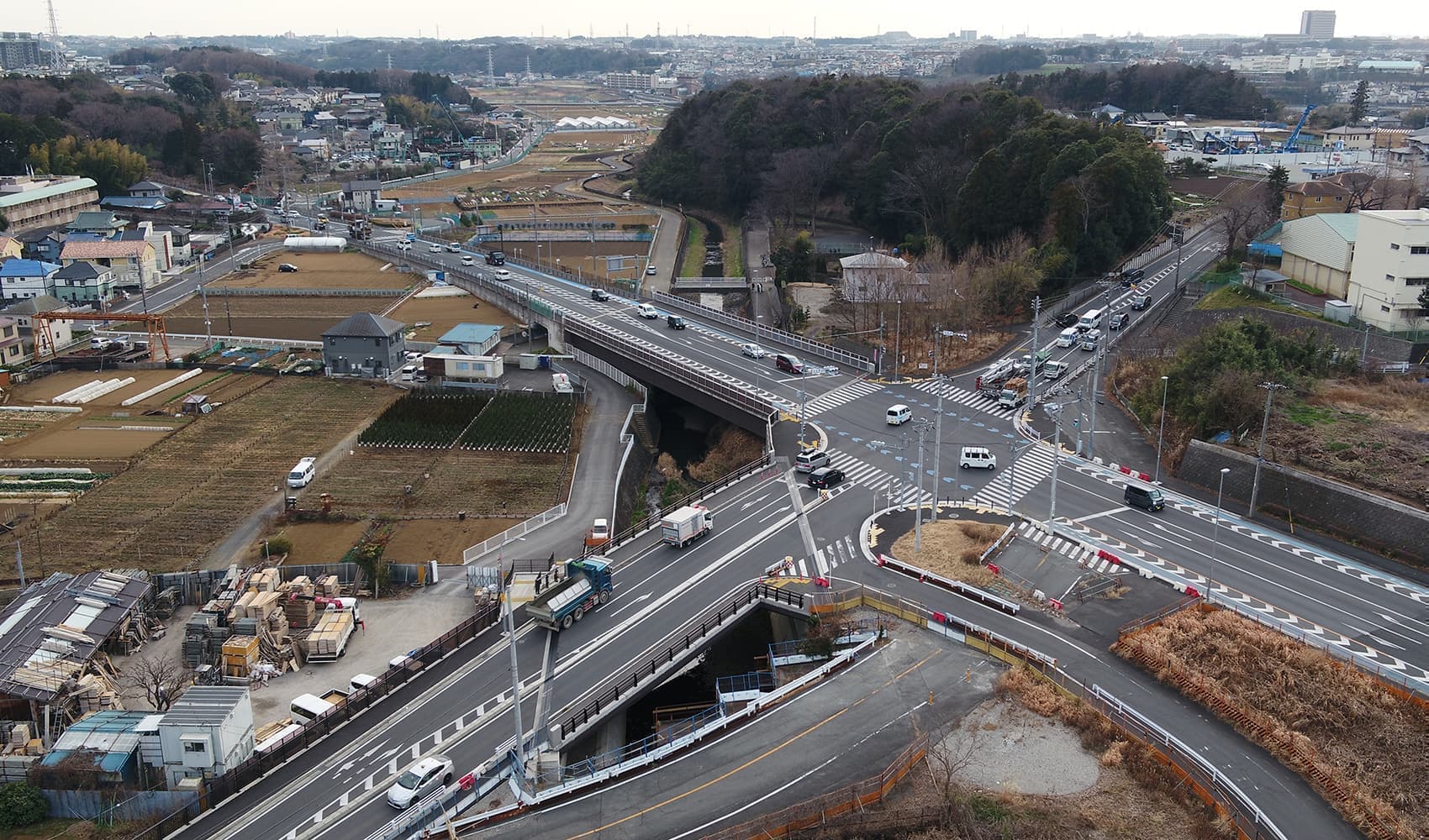 社会インフラの保守管理において、広範囲の状況確認ができるドローン空撮は非常に効果的です