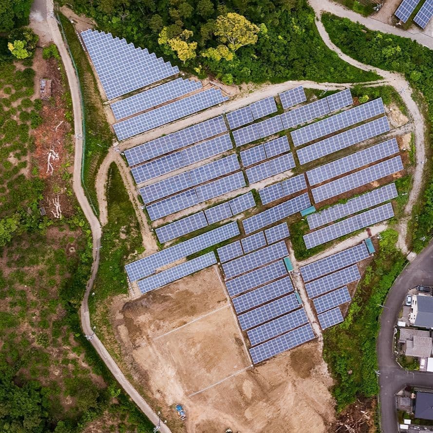 ドローンは太陽光発電等の大規模な設備の管理改修等にご活用いただけます