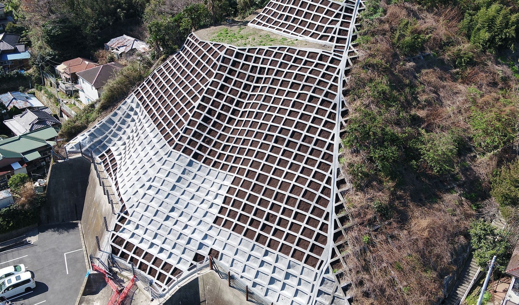 大規模な法面工事の進捗状況撮影と竣工撮影をドローン空撮で行いました