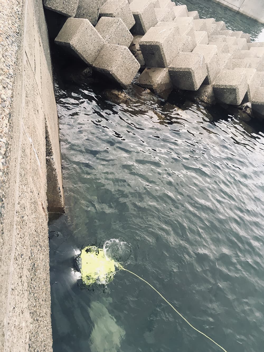 水中ドローンは水中作業の安全性の確保に役立ちます