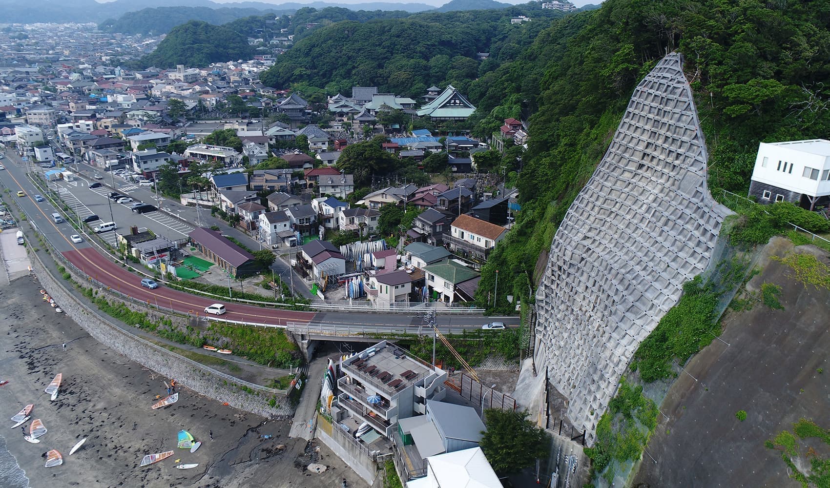 神奈川県で大規模な法面工事の竣工撮影をドローン空撮で行いました